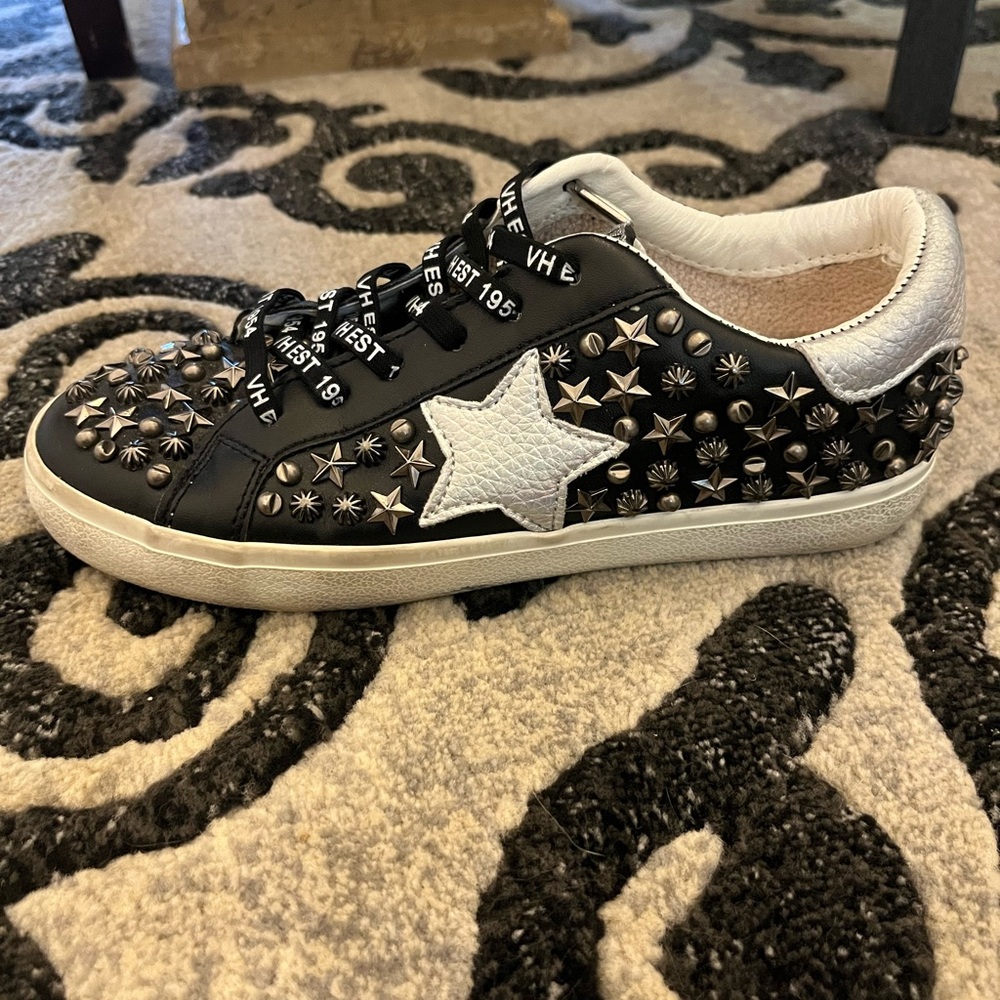 Women Vintage Havana Sutton Black and White Star Sneakers - size 7.5